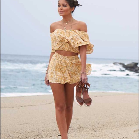 Altar'd State Tops - Altar’d State gold and cream print cropped top